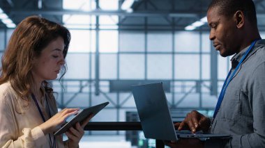 Sunucu çiftliğinde çalışan bir grup teknisyen verileri analiz etmek için dizüstü bilgisayar kullanıyor. Veri merkezindeki altyapıyı inceleyen ekip çalışanları, sistem bütünlüğü ve güvenliği sağlıyorlar, kamera A