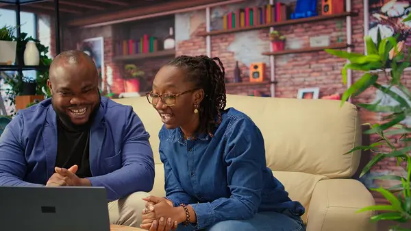 Afrikalı ameircan insanlar iş arkadaşlarıyla uzaktan video görüşmeleri, görev detayları ve telekonferansta brifing hakkında tartışırlar. Kadın ve erkek internette sohbet ediyorlar. Kamera A.