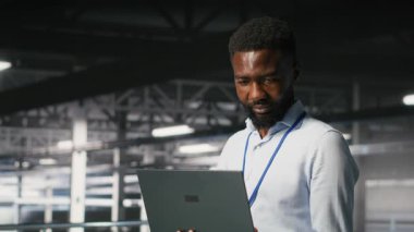 Güler yüzlü veri merkezi mühendislik ekibi endüstriyel platformda nöral ağ yazılım görevlerinde işbirliği yapıyor. Jolly sunucu merkezi iş arkadaşları birlikte çalışarak, büyük dil model mimarisini görselleştiriyor