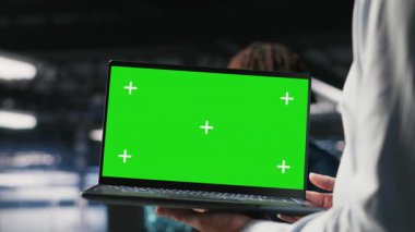 Veri merkezi çalışanlarının yeşil ekran dizüstü bilgisayarında bakım görevleri yaparak optimal performansı güvence altına almalarını sağla. Teşhisleri gözden geçirmek ve yamaları uygulamak için B kamerasını kullanan işçiler