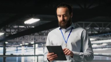 Veri merkezindeki gülümseyen mühendisin portresi sinir ağı LLM görüntülemesini izliyor. Neşeli sunucu merkezi bilişim uzmanları teçhizata güç veren makine öğrenme süreçlerini denetliyor, kamera B