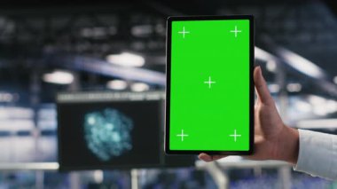 Depolama dizileri yazılımını güncellemek için tablet kullanarak veri merkezi yönetimini kapat, ağ sanal yapılandırmasını yapılandır. Sunucu odası bilişim uzmanı ayarları doğrulamak için krom anahtar aygıtı kullanıyor, kamera B