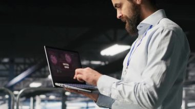 Veri merkezindeki kızgın mühendis laptoptaki kritik hata mesajına tepki veriyor. Sistem hatası, arka uç altyapı performansını, kamera B 'yi çözme amaçlı BT profesyonel girişimleri