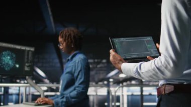 Tablet üzerinde çalışan kod hata ayıklama araçlarına bakan veri merkezi programcısını kapat. Sunucu çiftliği IT profesyonel kontrol makinesi öğrenme betiği otomatik görevleri, kamera A