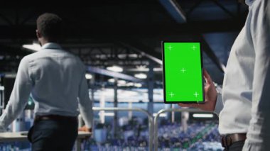 Depolama dizileri yazılımını güncellemek için tablet kullanarak veri merkezi yönetimini kapat, ağ sanal yapılandırmasını yapılandır. Sunucu odası bilişim uzmanı ayarları doğrulamak için krom anahtar aygıtı kullanıyor, kamera A