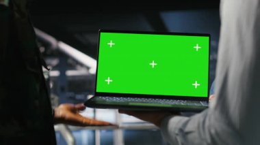 Komuta merkezindeki sunucu merkezinde bilgisayar kullanarak bir ordu mühendisliği ekibi var. Askeri veri merkezi bilgi sistemlerini krom anahtar not defteri, kamera B ile denetliyor