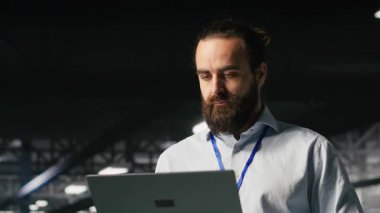 Veri merkezi yapay zeka LLM görüntülemesini izliyor. Takım çalışması sunucu odası çalışanları işbirliği yapıyor, derin öğrenme süreçlerine güç veren platformları denetliyor, kamera B