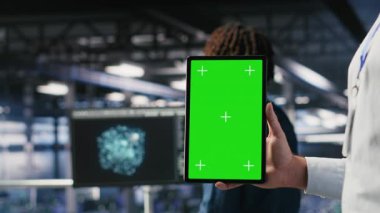 İzole edilmiş ekran tableti üzerinde bakım görevleri yapan veri merkezi çalışanlarını kapatın ve en iyi performansı sağlayın. Teşhisleri gözden geçirmek ve yamaları uygulamak için krom anahtar aygıtı kullanan işçiler