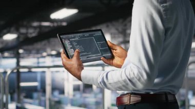 Tablet üzerinde çalışan kod hata ayıklama araçlarına bakan veri merkezi programcısını kapat. Sunucu çiftliği IT profesyonel kontrol makinesi otomatik betik öğrenme görevleri, kamera B