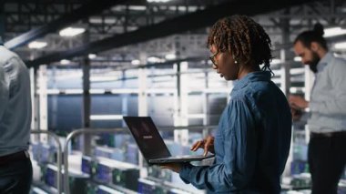 Hacklenmiş altyapı sistemlerini tamir etmeye çalışan endişeli işçiler. Veri merkezindeki panikleyen mühendisler bilgisayardaki fidye yazılımı uyarısına tepki gösteriyorlar. Acil durum yanıt protokolü B 'yi başlatıyorlar.