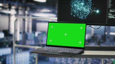 Veri merkezinde nöral ağ aktivitesi gösteren bir defter. Sunucu merkezindeki endüstriyel platformdaki otomatik altyapı yeşil ekran iş istasyonu AI makine öğrenme betiklerini gösteriyor