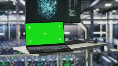 Yüksek endüstriyel veri merkezi kontrol merkezi ekranının yanındaki izole ekran bilgisayarı yapay zeka görüntülemesini gösteriyor. Sunucu çiftliğinde sinirsel ağ teşhisi gösteren krom anahtar dizüstü bilgisayar aygıtı