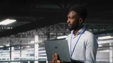 Veri merkezindeki mühendisler sinir ağı LLM görüntülemesini izlemek için dizüstü bilgisayar kullanıyorlar. Sunucu merkezindeki iş arkadaşları sunucu kümelerini denetleyen endüstriyel platformlar makine öğrenme süreçleri, kamera B