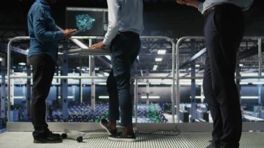 Veri merkezindeki kızgın mühendis laptoptaki kritik hata mesajına tepki veriyor. Sistem hatası, arka uç altyapı performansını, kamera A 'yı çözme amaçlı BT profesyonel girişimleri