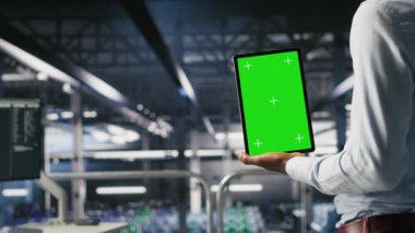 AI LLM görselleştirmesini gözden geçiren meslektaşın yanında izole ekran tableti kullanarak sunucu merkezini kapat. Veri merkezi çalışanı, makine öğrenme sistemlerini, kamera B 'yi izlemek için model aygıtı kullanıyor.