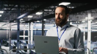 Bilgisayar bilimcileri veri merkezi endüstriyel platformunda dizüstü bilgisayardaki performans çıktılarını analiz ediyorlar. Sunucu çiftliği bilişim uzmanları ince ayar yapılandırmaları, kamera B