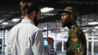 Ordu teknisyenleri komuta merkezindeki sunucu odasında siber tehditleri tespit etmek için yapay zeka kullanıyorlar. Askeri veri merkezi uzmanları savunma sistemleri B kamerasını korumak için yapay zeka tespit yazılımı kullanıyorlar.