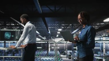 Veri merkezindeki neşeli bilgisayar bilimcisinin portresi sinir ağı LLM görüntülemesini izliyor. Sunucu çiftliğindeki neşeli kadın donanımları denetliyor makine öğrenme süreçleri, kamera A