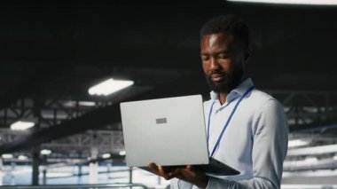 Veri merkezindeki teknisyenler yazılım güncellemelerini tamamladıktan sonra performans çıktılarını analiz ediyorlar. Sunucu merkezi mühendislik ekibi sunucu donanımı ayarları, kamera B