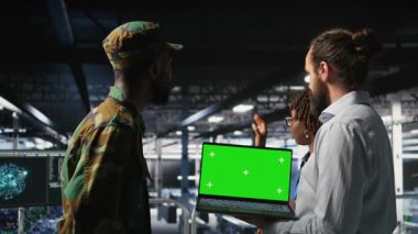 Komuta merkezindeki sunucu merkezinde bilgisayar kullanarak bir ordu mühendisliği ekibi var. Krom anahtar defteri ve kamera A ile bilgi sistemlerini denetleyen askeri veri merkezi yöneticileri