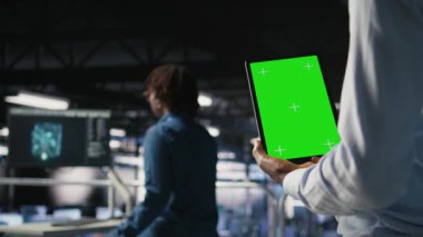 Veri merkezi çalışanı yeşil ekran taklit tableti kullanıyor, yapay zeka görevleriyle ilgilenen tırların bakımını yapıyor. Derin öğrenmeyi destekleyen depolama dizilerini yönetmek için krom anahtar aygıtı kullanan sunucu merkezi yönetimi, kamera A