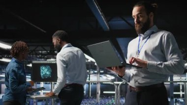 Veri merkezi yapay zeka LLM görüntülemesini izliyor. Takım çalışması sunucu odası çalışanları işbirliği yapıyor, derin öğrenme süreçlerine güç veren platformları denetliyor, kamera A