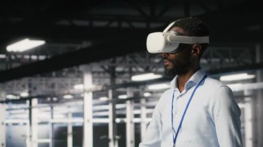 VR kulaklığı kullanarak veri merkezi yönetimi nöral ağ yapay zeka sistemlerini izliyor. Sunucu odası çalışanı sanal gerçeklik teknolojisini kullanarak makine öğrenme işlemlerini denetliyor, kamera B