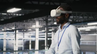 Sanayi platformundaki veri merkezi programcıları sanal gerçeklik teknolojisini kullanarak görevlerde işbirliği yapıyorlar. Sunucu odası uzmanları VR kulaklık kullanarak büyük dil modeli mimarisini görselleştiriyorlar