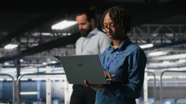 Veri merkezi sistem yöneticileri en iyi performansı sağlamak için dizüstü bilgisayarda bakım görevleri yapıyorlar. Bilgi işlem uzmanları tanıları gözden geçirmek ve sunucu merkezi dişli, kamera B 'ye yama uygulamak için işbirliği yapıyorlar.