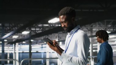 Veri merkezi mühendisi en iyi performansı sağlamak için sistemler üzerinde bakım görevleri yapıyor. BT uzmanı tanıları gözden geçiriyor ve sunucu merkezine yama uyguluyor. Dengeyi ve B kamerasını geliştiriyor.