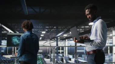 Veri merkezi endüstriyel platformundaki bilişim uzmanları yapay zeka yazılım güncellemelerini tamamladıktan sonra sinirsel ağ çıktılarından memnun kaldılar. Neşeli sistem yöneticileri sunucu ayarlarını inceliyor, kamera A