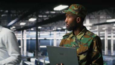 Ordu veri merkezinde bilgisayar kullanarak siber tehditlere karşı ağları savunuyor. Ordu Komuta Merkezi Yöneticisi, potansiyel ihlalleri veya kötü niyetli faaliyetleri tanımlamak için not defteri kullanıyor. Kamera B