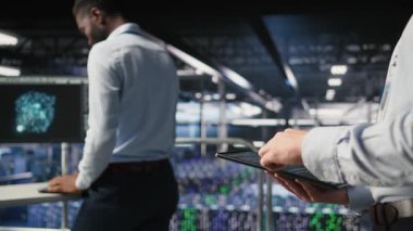 Tablet üzerinde bakım görevleri yapan veri merkezi yazılım geliştiricisini kapatın ve en iyi performansı sağlayın. İşçi tanıları gözden geçiriyor ve sunucu merkezi ekipmanlarına yama uyguluyor, kamera A