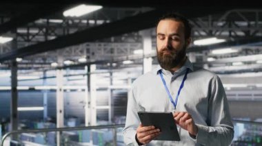 Veri merkezindeki bilgisayar bilimcileri sinirsel ağ LLM görüntülemesini izliyor. Endüstriyel sunucu çiftliği bilişim uzmanları teçhizatlara güç veren makine öğrenme süreçleri, kamera B