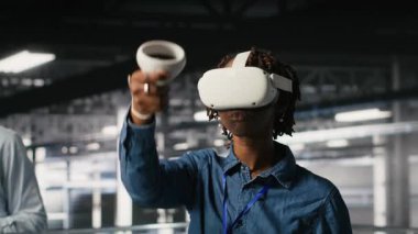 Veri merkezi programcısı sanal gerçeklik teknolojisini kullanarak yapay zeka sinirsel ağlarını taklit ediyor. Sunucu çiftliğindeki kadın AI sistemlerini denetlemek için VR kulaklık kullanıyor. Kamera B.