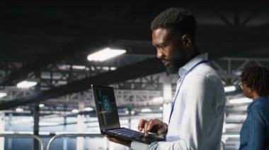 Sunucu merkezi bilişim uzmanları not defteri kullanarak büyük dil model mimarisini görselleştiriyorlar. Endüstriyel platformdaki veri merkezi sistem yöneticileri dizüstü bilgisayar kullanarak görevlerde işbirliği yapıyorlar