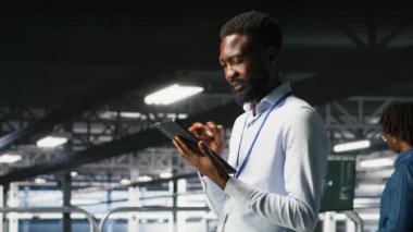 Veri merkezi endüstriyel platformundaki yazılım geliştiricileri cihazlardaki performans çıktılarını analiz ediyorlar. Sunucu odası bilişim uzmanları ana bilgisayar yapılandırmalarında işbirliği yapıyorlar, kamera B