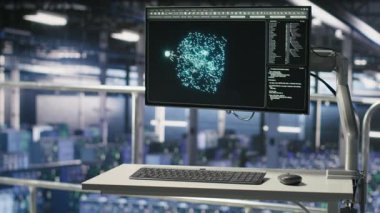 Veri merkezi endüstriyel platformundaki PC monitörü yapay zeka eğitimi için donanım durumunu gösteriyor. Workstation ekran izleme sunucuları işleme makinesi endüstriyel ortamda veri birimleri öğreniyor