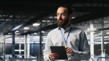 Veri merkezi platformundaki teknisyenler sinirsel ağ LLM görüntülemesini izlemek için cihazlar kullanıyorlar. Endüstriyel sunucu merkezi mühendislik ekibi, teçhizata güç veren makine öğrenme süreçlerini denetliyor, kamera B