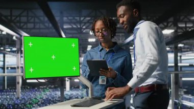 Veri merkezi mühendislik ekibi yeşil ekranda kodlanıyor, yapay zeka sistemlerini izliyorlar. Sunucu merkezi bilişim çalışanları, derin öğrenme süreçlerine güç veren rackmount 'ları denetlemek için model bilgisayar kullanırlar, kamera B