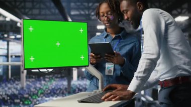 Sunucu odası çalışanları beyin fırtınası yapıyor. Teşhisleri gözden geçirmek için kroma anahtarı kullanıyorlar. Veri merkezinde bakım işleri yapan çalışanlar, izole ekran monitörüne, kamera B 'ye bakıyorlar.