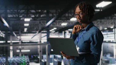 Veri merkezi çalışma arkadaşları, hataları tespit etmek ve beyin fırtınası yapmak için ekipmanlara tanı koyuyorlar. Mühendislik ekibi, platformların kapatma süresini minimuma indirmesini engelliyor, kamera B