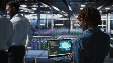 Veri merkezi çalışanları yapay zeka işleme görevlerini üstlenen ana bilgisayarlarda bakım yapıyorlar. Sunucu merkezi sistem yöneticileri, derin öğrenme eğitim iş akışını destekleyen depolama dizilerini yönetir, kamera A