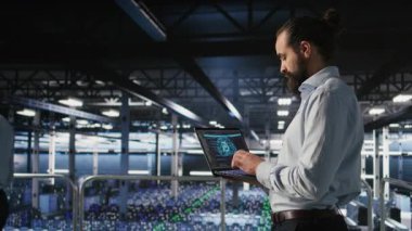 Sunucu çiftliği bilişim uzmanı, depolama dizilerini yöneterek makine öğrenme iş akışlarını destekliyor. Endüstriyel platformdaki teknisyen yapay zeka işleme işleriyle ilgileniyor. Kamera A.