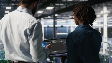 Veri merkezi sistem yöneticileri yapay zeka için kullanılan süper bilgisayarlarda bakım yapıyorlar. Mühendislik ekibi, derin öğrenme eğitimi için kullanılan sunucu merkez platformlarını yönetiyor. Kamera B