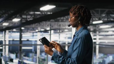 Sunucu merkezi bilişim uzmanlarının sistemlerini izliyor, teknik destek veriyor, sorun çözme aşamalarında kullanıcılara rehberlik ediyor. Afrika kökenli Amerikalı teknisyen mikrofon ve kamera B kullanarak uzaktan tanı koyuyor.