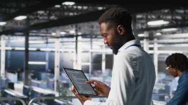 Endüstriyel platformdaki veri merkezi programcıları kod hatlarını kontrol ediyor, görevlerde işbirliği yapıyorlar. Sunucu merkezi bilişim uzmanları tablet ve PC kullanarak büyük dil model mimarisini görselleştiriyorlar