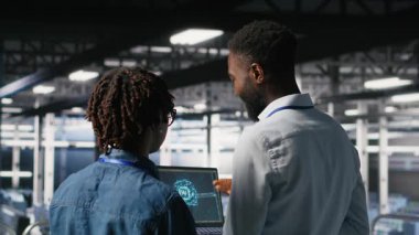 Endüstriyel platformdaki veri merkezi ekibi sunucuları yapay zeka kullanarak korumak için işbirliği yapıyor. Altyapı AI öğrenme otomatikleştirmesini destekleyen mühendisler, kamera B