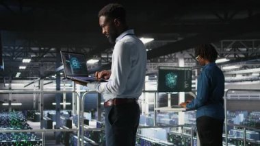 Sunucu merkezi bilişim uzmanları not defteri kullanarak büyük dil model mimarisini görselleştiriyorlar. Endüstriyel platformdaki veri merkezi sistem yöneticileri dizüstü bilgisayar kullanarak görevlerde işbirliği yapıyorlar