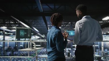 Veri Merkezi Mühendislik Ekibi, yapay zeka işleme görevleriyle ilgilenen tırlar üzerinde bakım yapıyor. Sunucu merkezi iş arkadaşları depolama dizilerini yönetiyor. Derin öğrenme eğitim iş akışlarını destekliyorlar. Kamera A